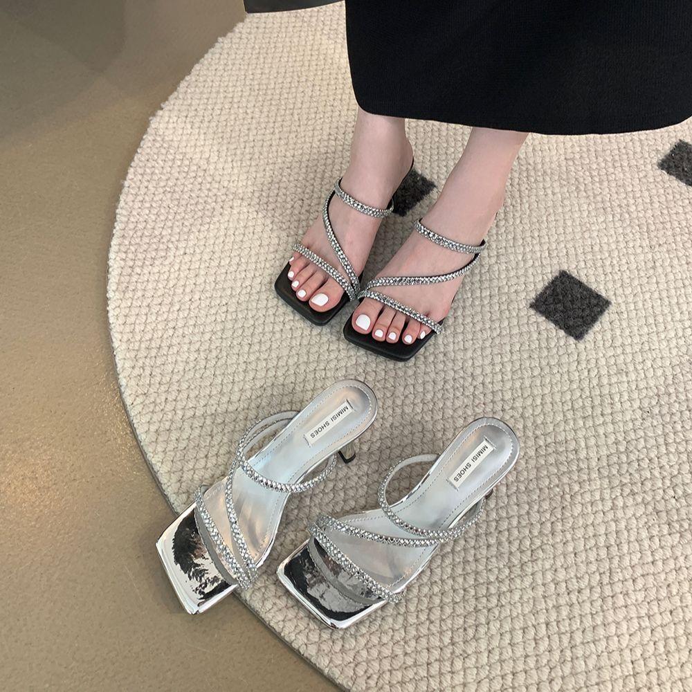 Мода Модные женские тапочки Летние уличные шлепанцы Тонкие высокие каблуки Стразы Цепочка Повседневные мюли Обувь Женские Размеры 35-39 Платье Шлепанцы