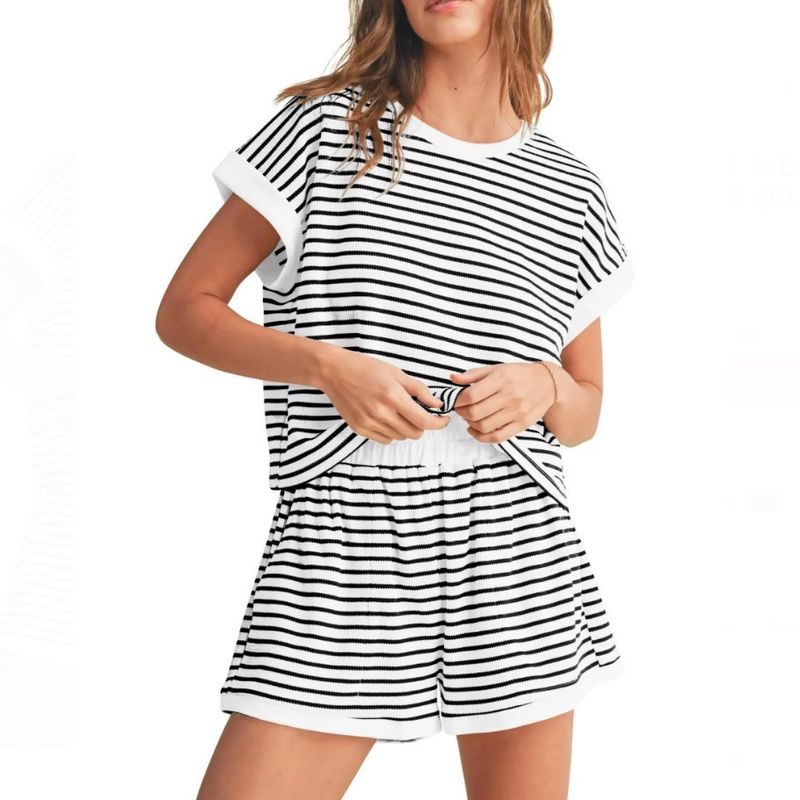 Полосатый комплект футболка с круглым вырезом и шорты Полосатый комплект футболка с круглым вырезом и шорты