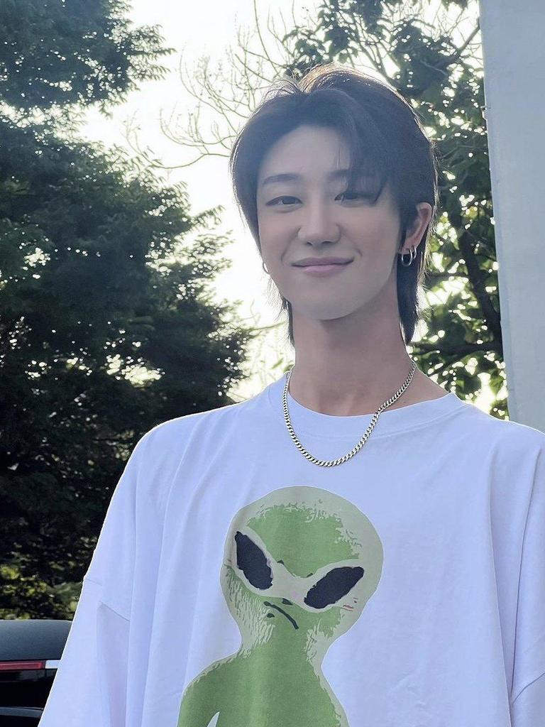 Футболка свободного кроя с принтом Alien и рукавами летучей мыши - унисекс, модный стиль для пар (Сюй Минхао вдохновлен)