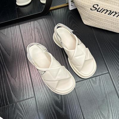 Мягкое увеличение высоты на 5 см~ Облака пересекаются с сандалиями Женщины носят повседневные пляжные сандалии на толстой подошве летом