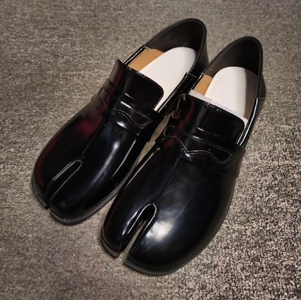 Модные женские лоферы таби с раздвоенным носком, в британском стиле, на плоском каблуке, из лакированной кожи, слипоны, обувь для ленивых людей, обувь с носком в виде свиной ноги