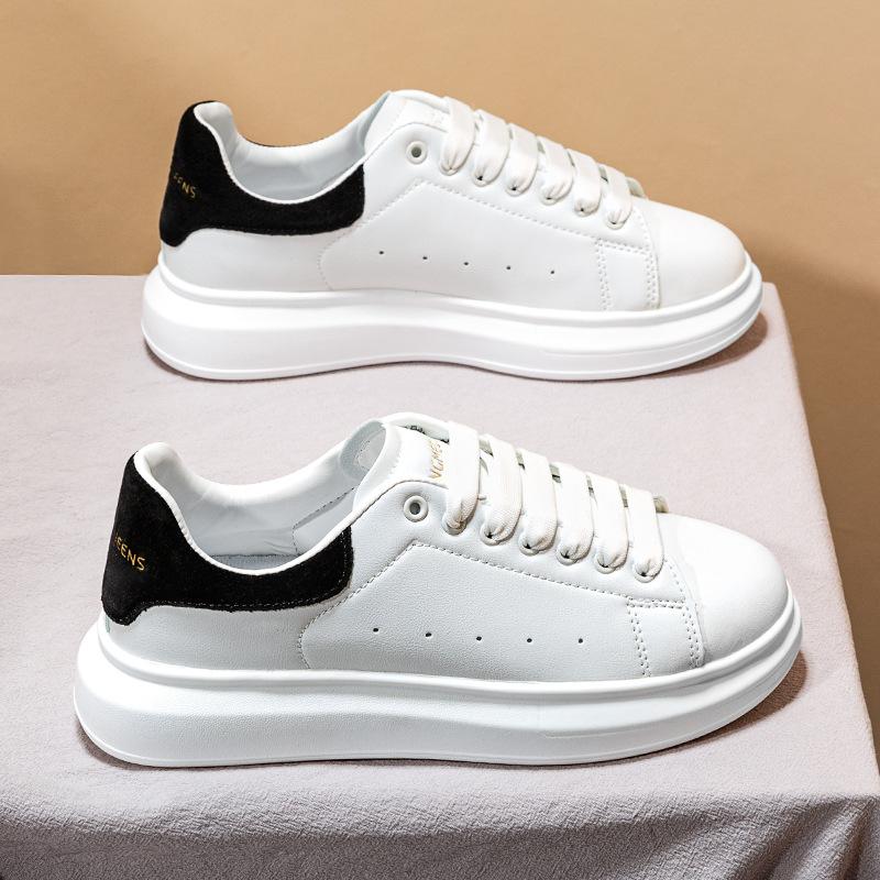 Женские туфли McQueen на толстой подошве, белые, 2025, новая коллекция весна-осень, универсальные спортивные туфли-маффины с увеличением роста, повседневные кеды