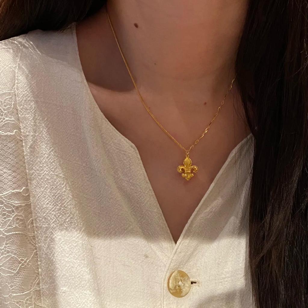 Французское ретро Высококачественное матовое ирисовое ожерелье Легкая роскошь Цветок Ab Цепочка на ключицы Темперамент Универсальный кулон