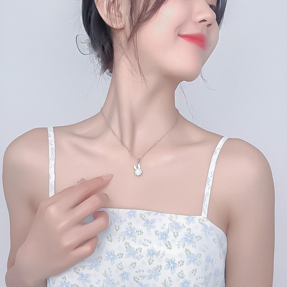 Милое вращающееся ожерелье с подвеской в виде кролика, нишевый дизайн, цепочка на ключицу, высокочувственный подарок богини на праздник, ювелирные изделия из титана.