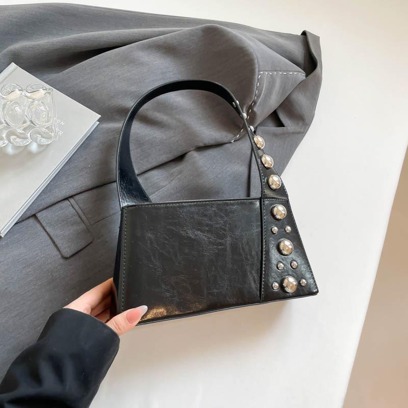 2025 лето новые женские сумки нишевые сумки персонализированные высокая ценность модные сумки на плечо с заклепками трендовые сумки женские
