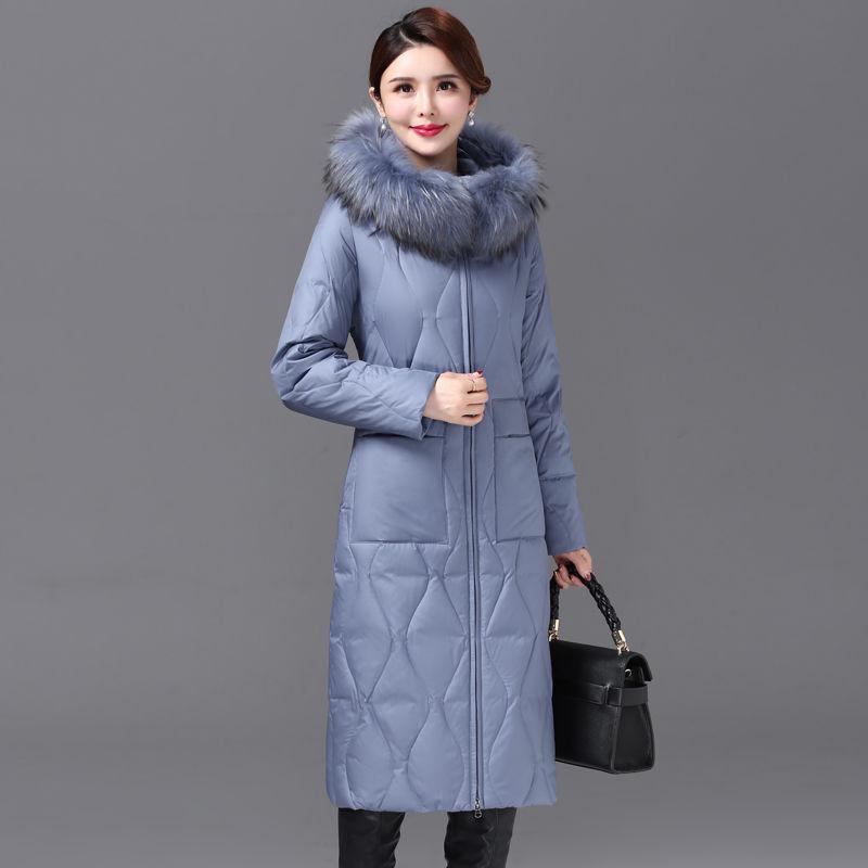 Матери среднего и пожилого возраста носят пуховики длиной до колена для женщин с толстыми воротниками из енотового меха, новые зимние пальто
