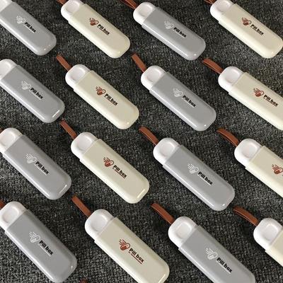 Компактный портативный диспенсер для таблеток для пожилых людей