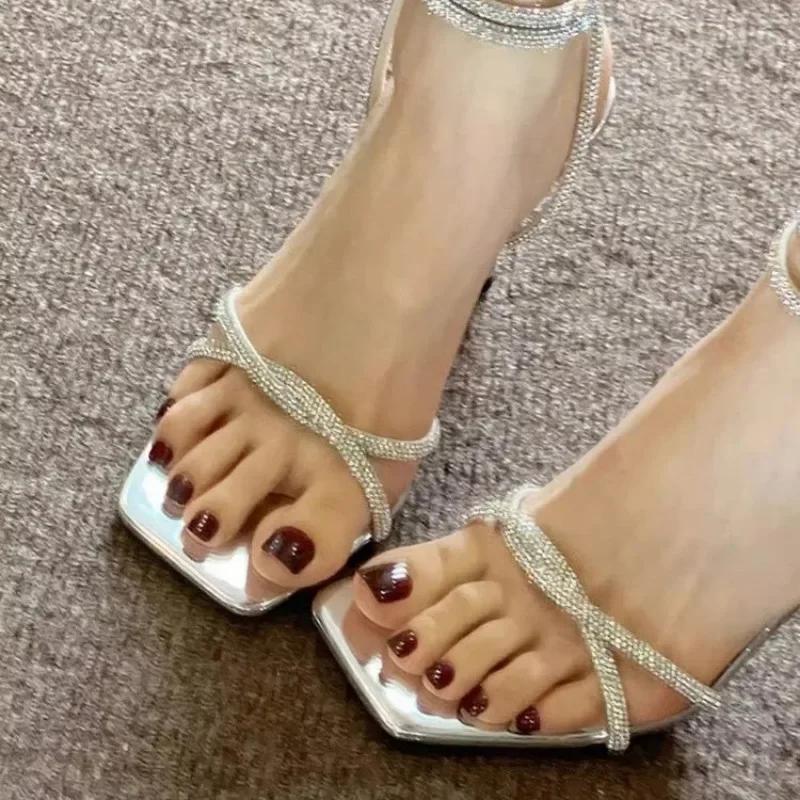 Модная женская обувь 2024 года. Современные женские босоножки с обхватом щиколотки. Босоножки для вечеринок. Женские туфли с узким ремешком и пряжкой на тонком каблуке. Женские туфли.