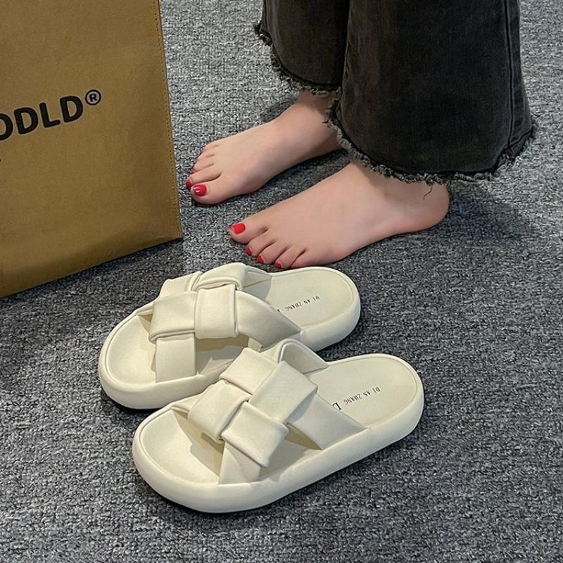 Шлепанцы Женщина в модных новых летних пляжных тапочках на платформе Женщина