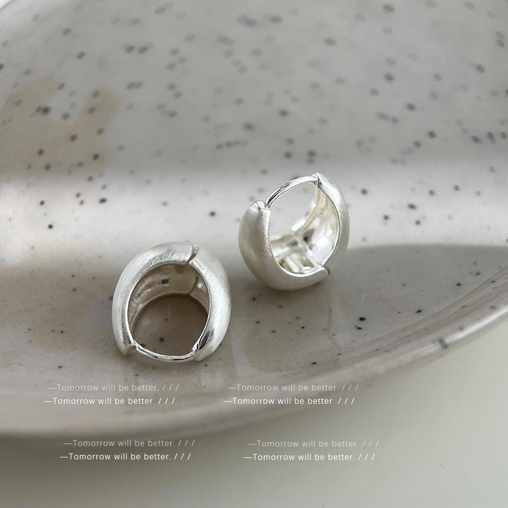 Классические овальные серьги из матового металла Niche — корейская мода высокого класса