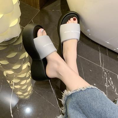 Носите новые летние легкие и удобные сандалии на одной подошве 2025 года, чтобы увеличить рост благодаря повседневным туфлям-маффинам на танкетке, платформам, женским шлепанцам