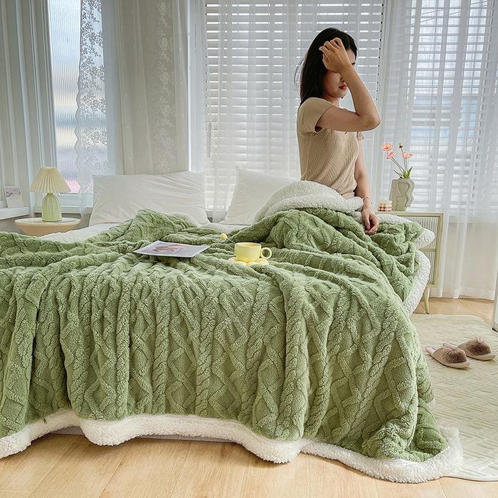 Lambswool Quilt Blanket Dual-purpose Coral Flannel Sofa Car Cover Blanket Office Lunch Break Shawl Air Conditioning Blanket Gift