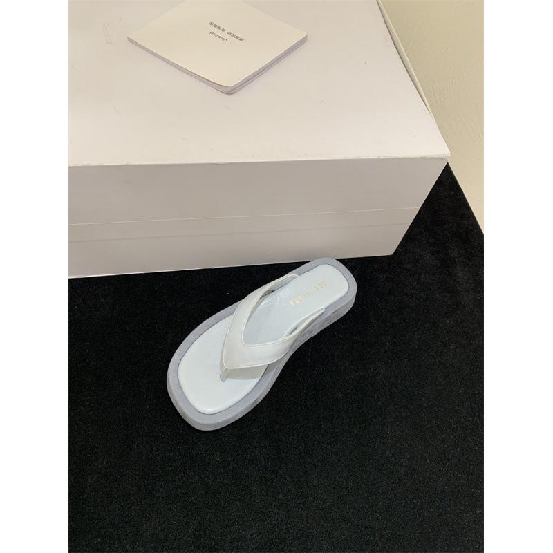 Корейская версия повседневных пляжных шлепанцев на платформе с леопардовым принтом, женские, весна-лето 2025, новые, удобные и нескользящие, для ношения на улице, с перемычкой для пальцев