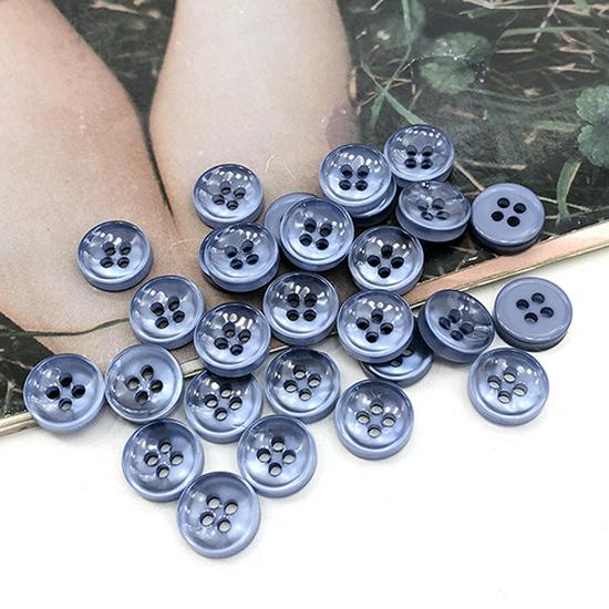 Небесно-голубая унисекс рубашка ручной работы с круглыми светло-голубыми пуговицами