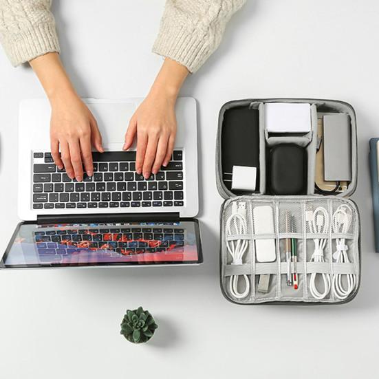 Практичная съемная перегородка позволяет держать все в порядке. Легкие электронные аксессуары. Кабели. Цифровая косметичка. Принадлежности для общежития.