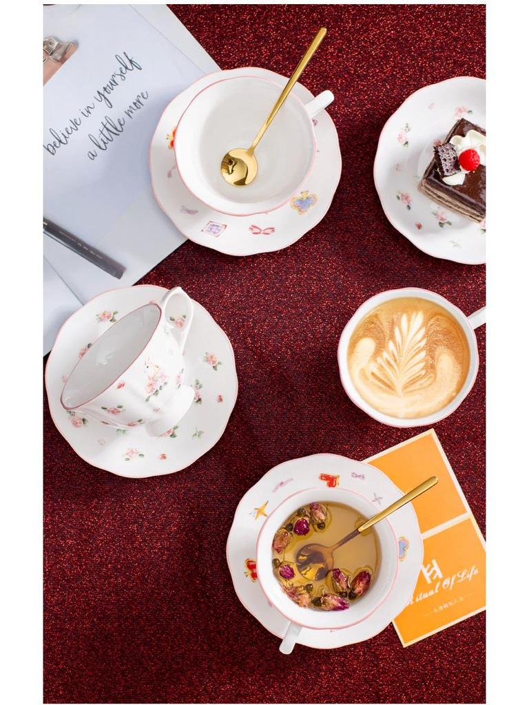 Кофейная чашка Алиса: Женский подарок на Новый год, День рождения, Свадьбу, Новоселье или для послеполуденного чая