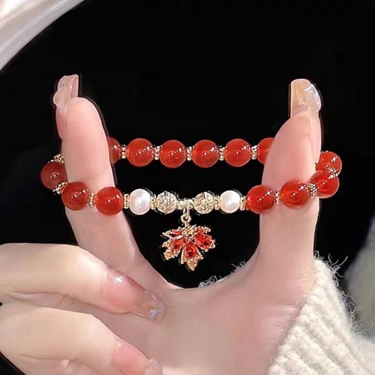 Нишевый дизайн, в котором представлены белые и универсальные сладкие браслеты и браслеты.