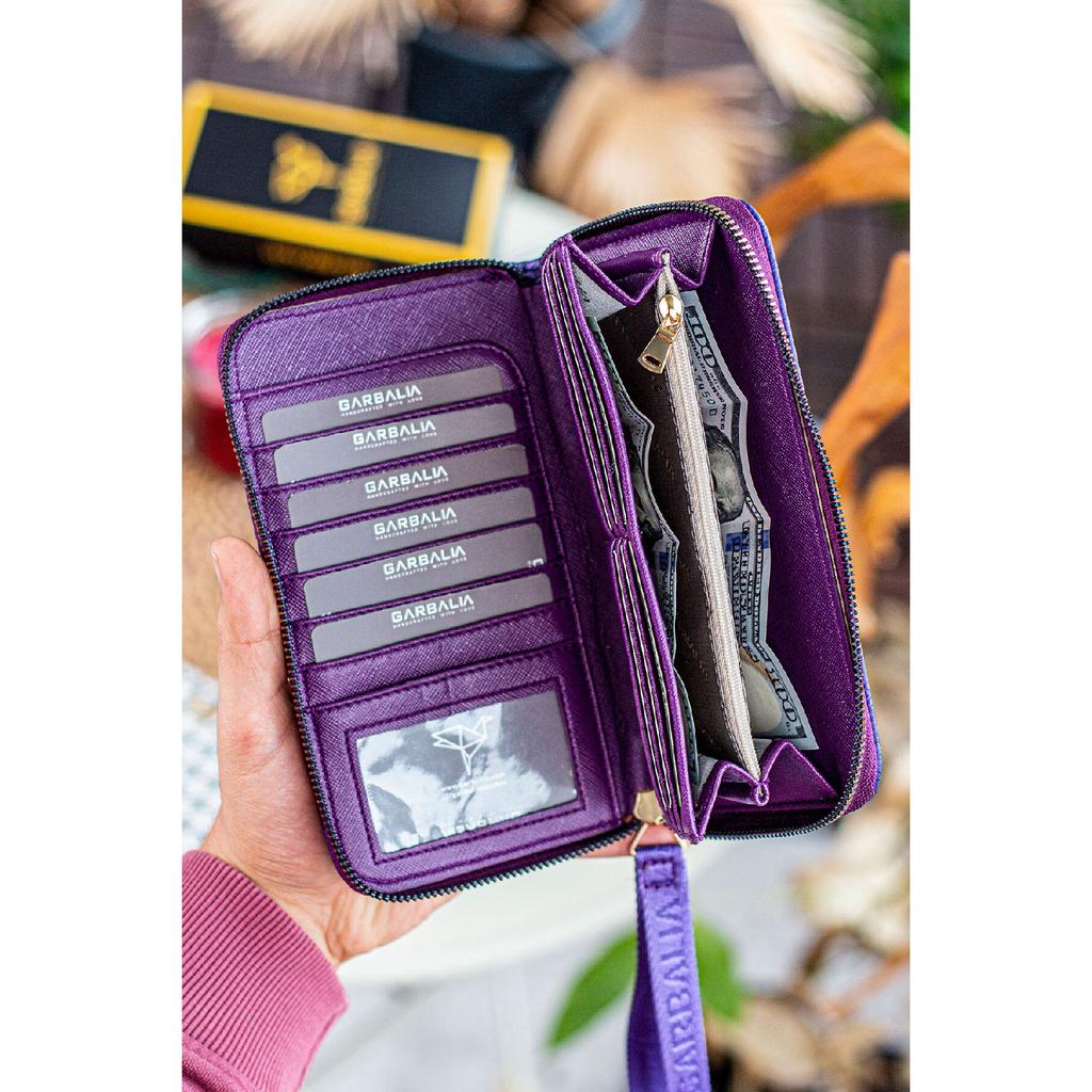 Tilburg Кошелек-портфель с ручкой на запястье и соломенным узором сливово-фиолетового цвета с большим количеством визитниц