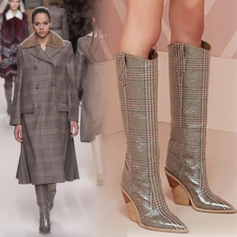 Европейская американская мода, новый показ мод, высокие сапоги с острым носком и текстурой дерева, сексуальные большие женские сапоги 2024 года