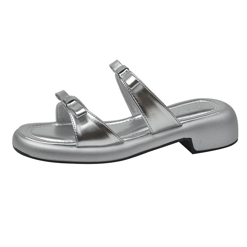 Серебристые шлепанцы женские 2025 новая летняя носка модные сандалии на платформе летние ощущение старшего возраста с юбкой крутые шлепанцы