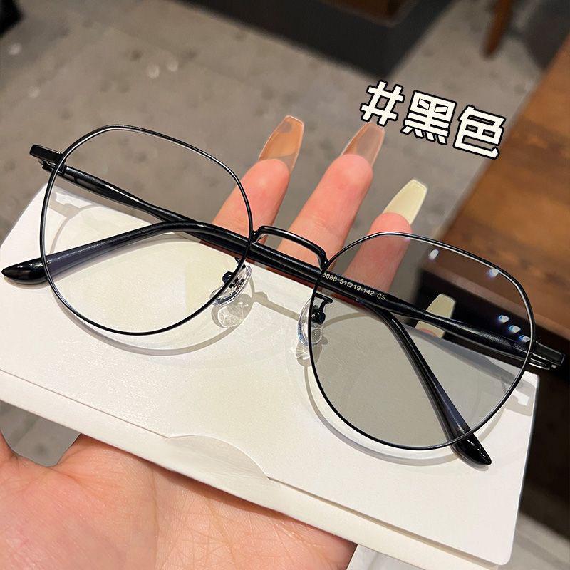 Trendy Women's Light-Changing Transparent Myopia Glasses with Slim Big Frame