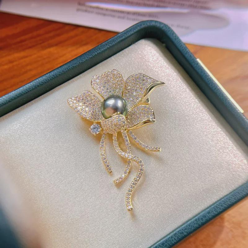 Изысканная роскошная брошь-цветок из меди, позолоченного циркония и жемчуга для женщин.
