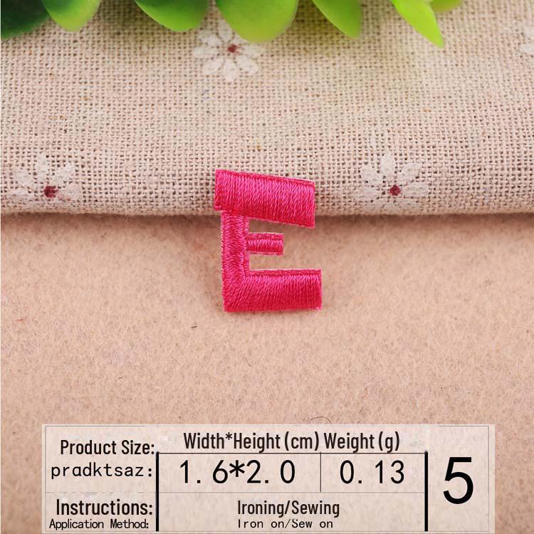 Розовая вышитая нашивка с буквами алфавита для украшения одежды