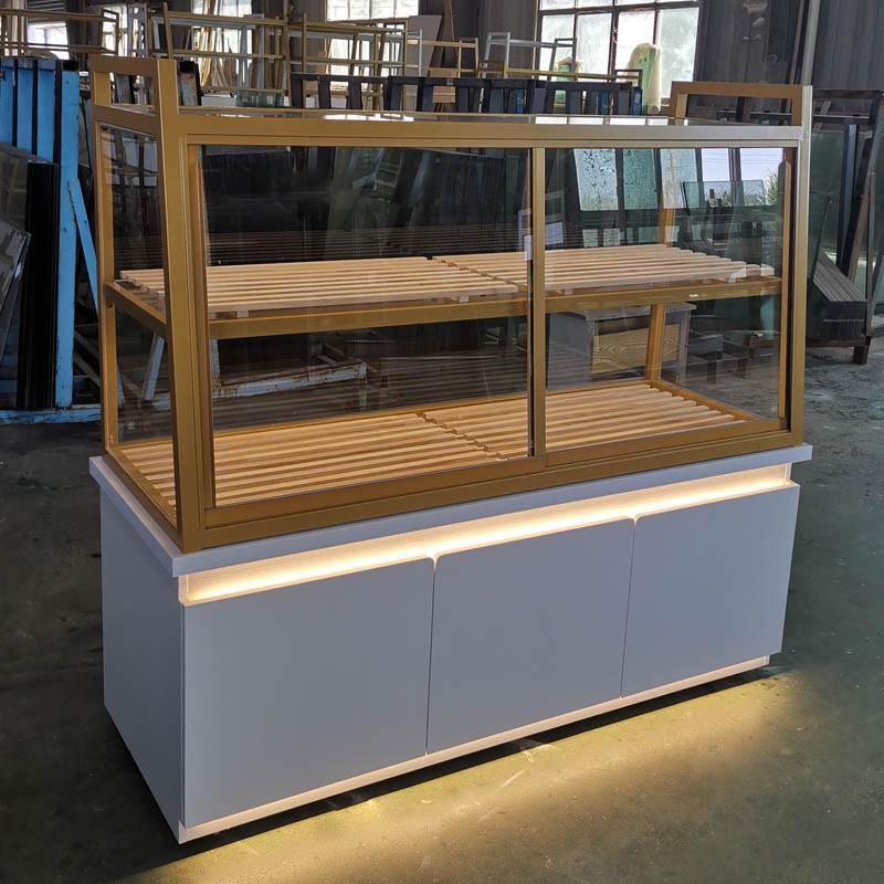 В наличии кондитерская витрина: Остров из массива дерева и кованого железа с ящиками для хлеба, выпечки и жареных продуктов