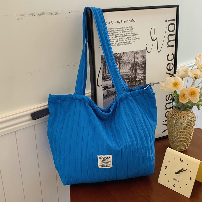 Simple solid color striped pleated nylon bag women's autumn and winter shoulder messenger bag large capacity canvas bag commuter bag