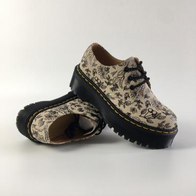 Туфли на толстой подошве с отверстиями, женские ботинки Мартин из натуральной кожи, низкие британские туфли с круглым носком, повседневные студенческие ботильоны на подошве-маффин