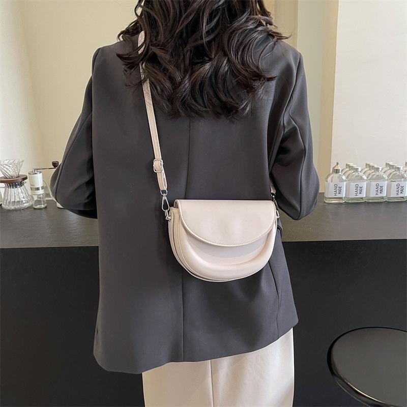 Маленькая сумка Niche design, женская сумка 2024, новая мода, весна, простая сумка-мессенджер, текстура, сумка-седло под мышкой, прилив