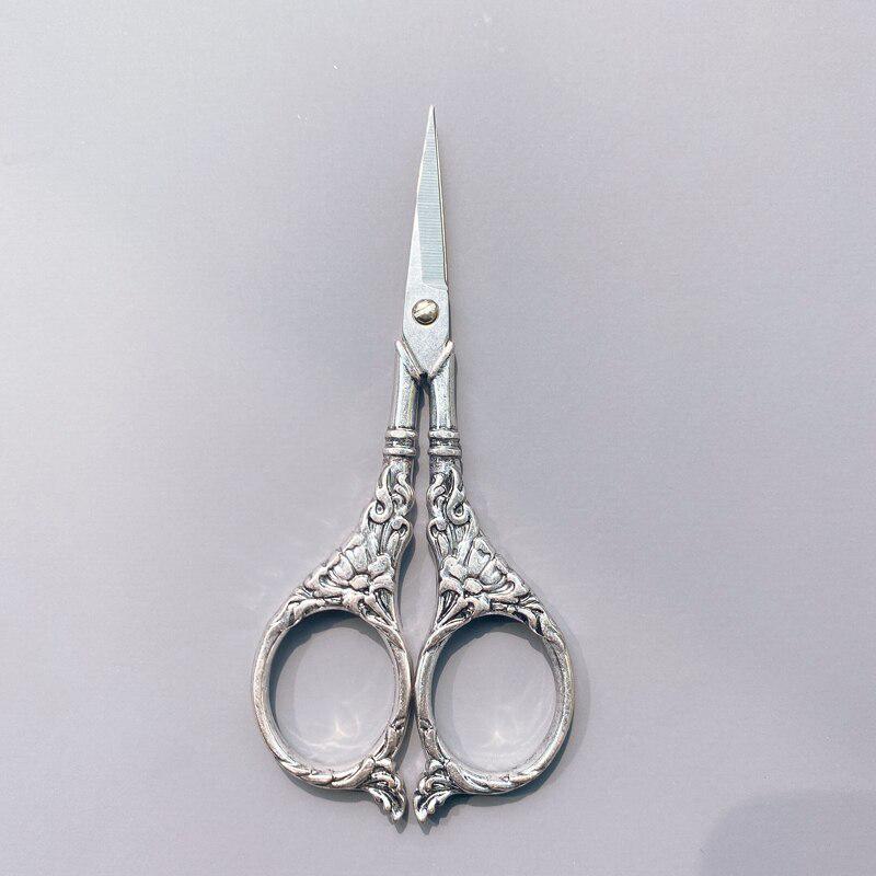 Стальные швейные ножницы в ретро стиле