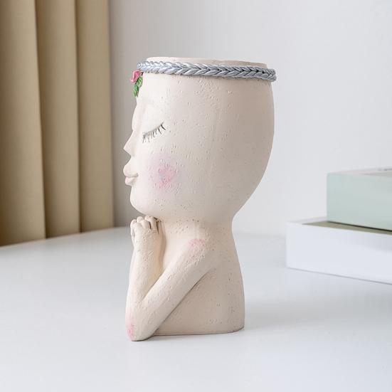 Суккулентный горшок Маленькая девочка с закрытыми глазами и жестом сердца Отверстие для дренажа Лицо