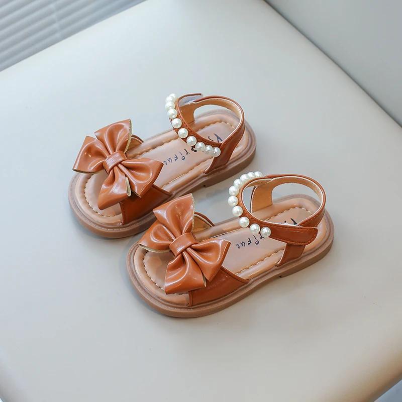 Летние сандалии из кожи для девочек, мягкие с жемчугом, милые детские праздничные сандалии, шикарные открытые носки, детские туфли с бантиками