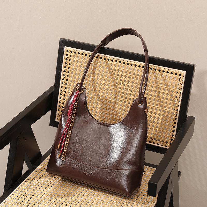 Super Hot and Large Capacity Tote Bun Mother Bag In Autumn and Winter  Trendy New Oil Wax Leather Retro Commuting Commuting Order