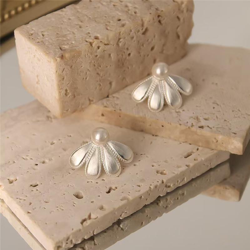 Пара серег-пусетов 'Жемчужные лепестки' для женщин, модная бижутерия в стиле легкой роскоши, минималистичные аксессуары, поддержка оптовой продажи
