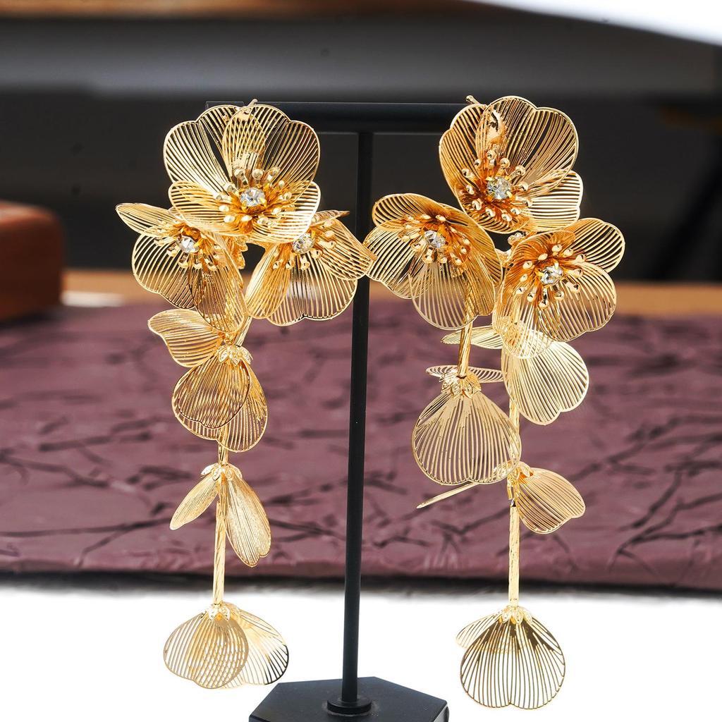 Серебряные серьги-кисточки с кристаллами в виде рыбьего хвоста: Преувеличенный дизайн цветка для стильного вида.