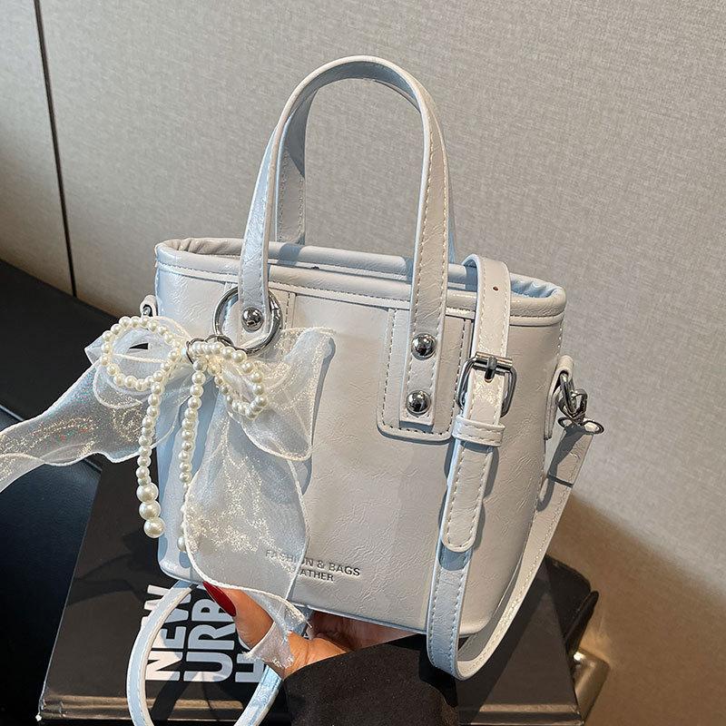 New Korean Fashionable Niche Oil Wax Skin Bucket Bag High-end Commuting Foreign Style Retro Messenger Women's Bag