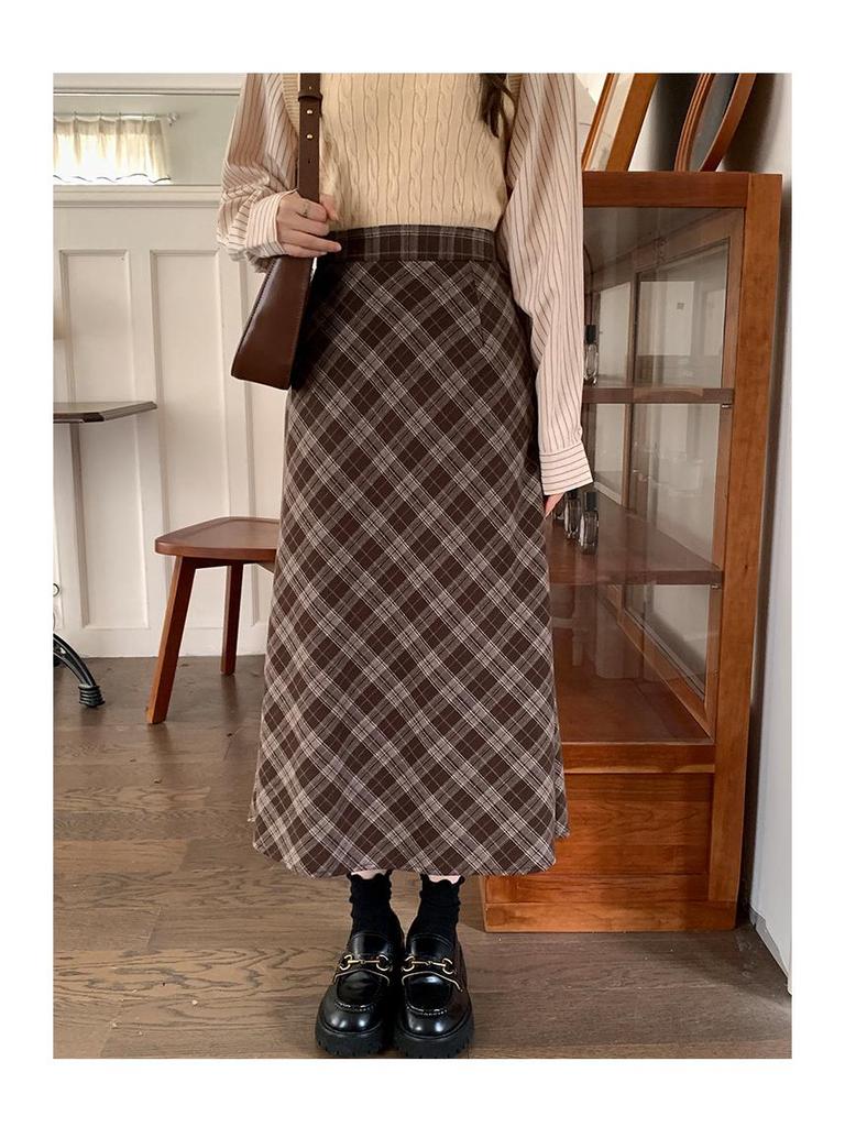 Клетчатая юбка средней длины с флисовой подкладкой - Зимняя коллекция 2025: Универсальная юбка в стиле милк-ти