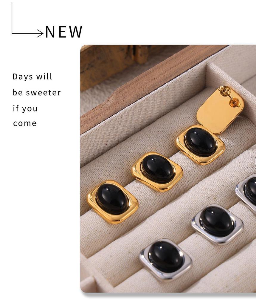 Серьги из титановой стали с золотым покрытием и инкрустацией из черного стекла