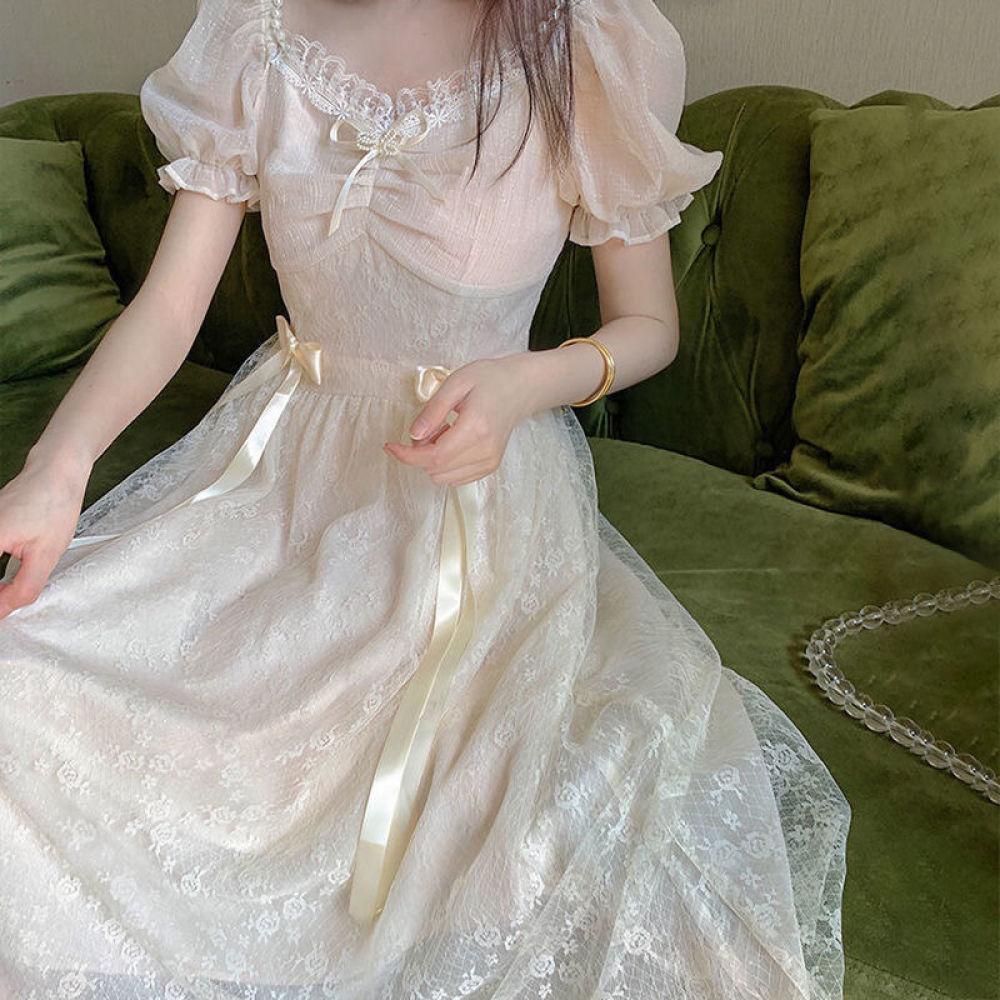 Платье принцессы с пышными рукавами и бантом. Летнее кружевное платье-миди с жемчугом и жемчугом.