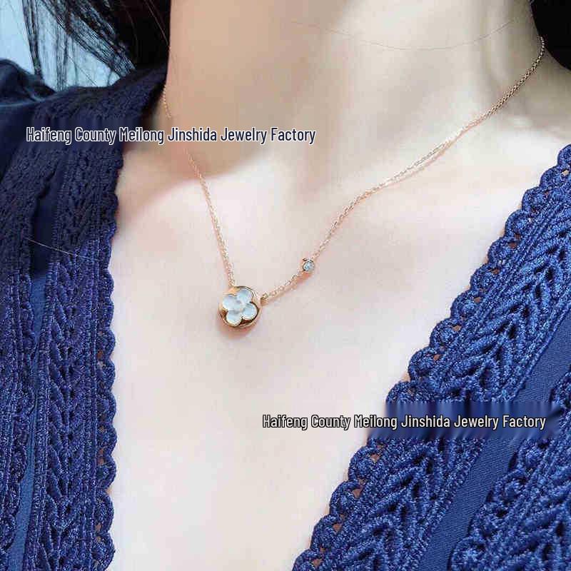 Браслет «Клевер-четырехлистник» от Donkey: Женское элегантное круглое украшение с дизайном из пяти цветков, с белым перламутром и розовой раковиной.