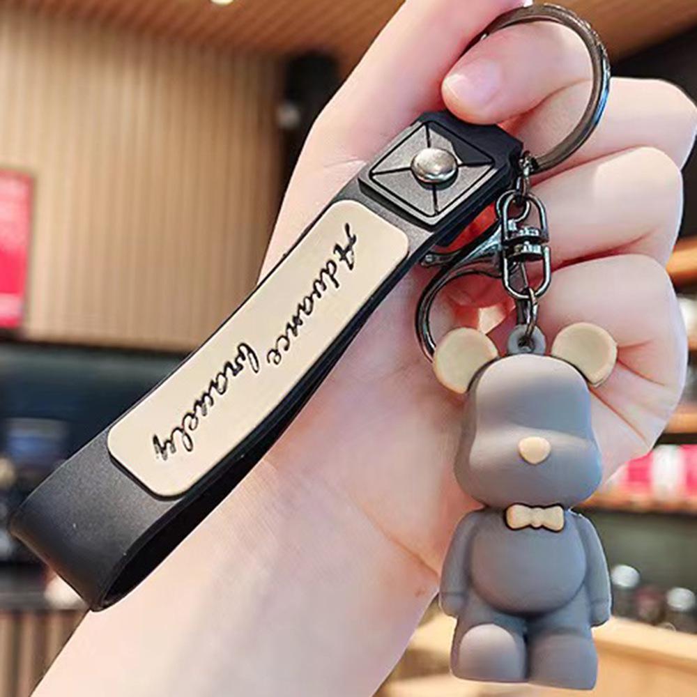 Брелок-мишка Рилаккума с галстуком-бабочкой: Трендовый кулон для рюкзака или ключей от машины, милый подарок из автомата с игрушками.