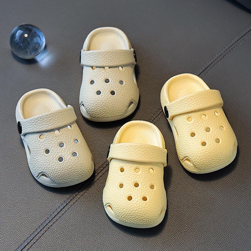 Хиты продаж 2026 года Crocs для детей - Нескользящие слипоны для дома и улицы, Закрытая обувь для мальчиков и девочек