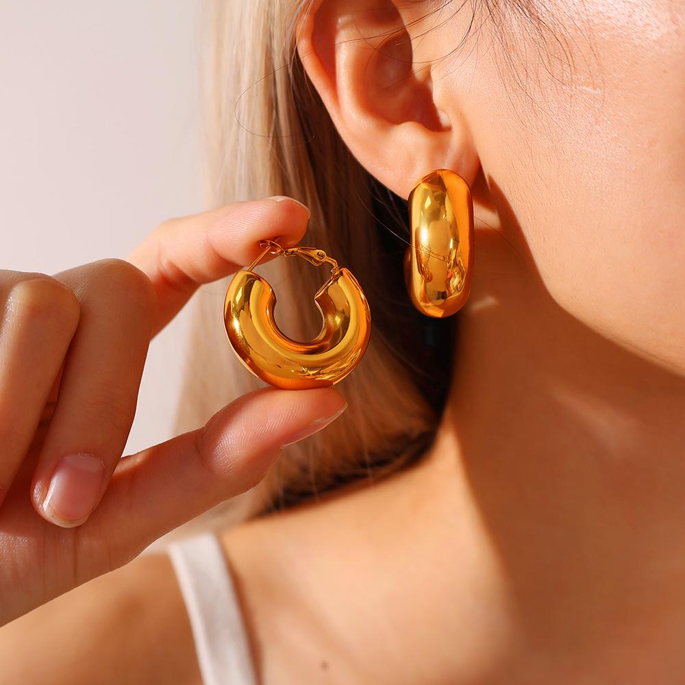 Стильные геометрические металлические серьги-полукольца