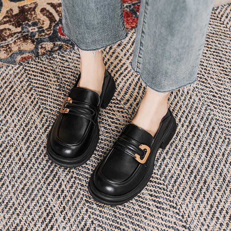 Новые весенние женские лоферы в британском стиле, черная повседневная обувь, модная металлическая отделка, вечерняя и рабочая одежда