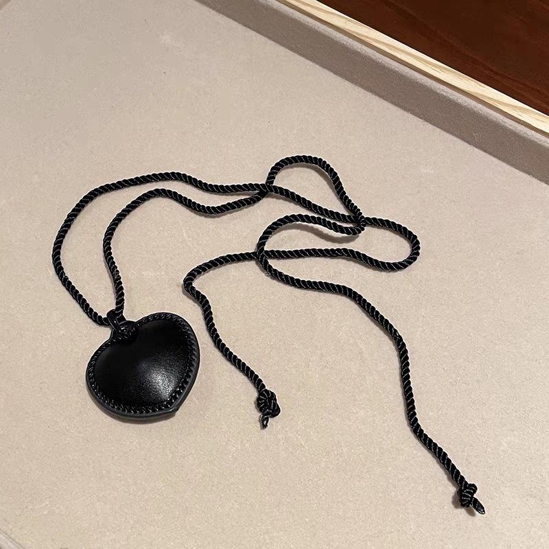Колье из кожи и пеньковой веревки с пикой и сердцем: Регулируемая стильная цепочка на ключицу