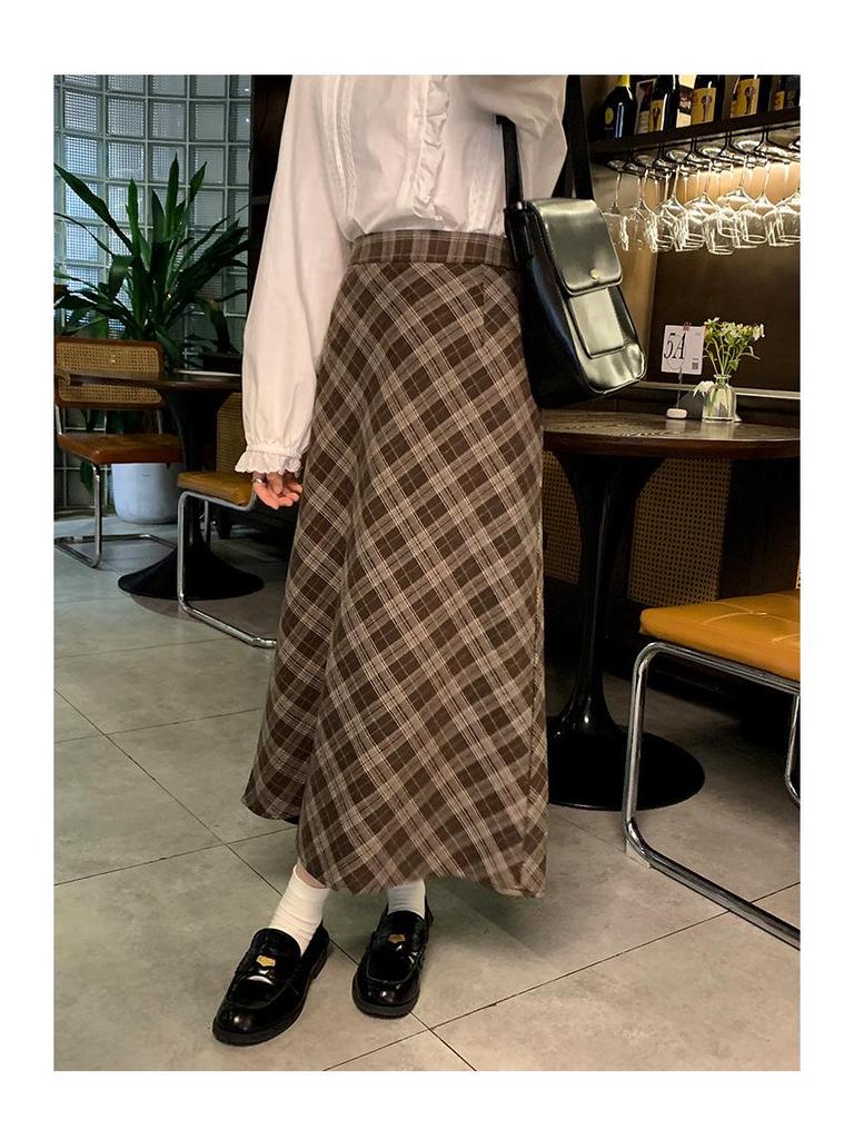Клетчатая юбка средней длины с флисовой подкладкой - Зимняя коллекция 2025: Универсальная юбка в стиле милк-ти