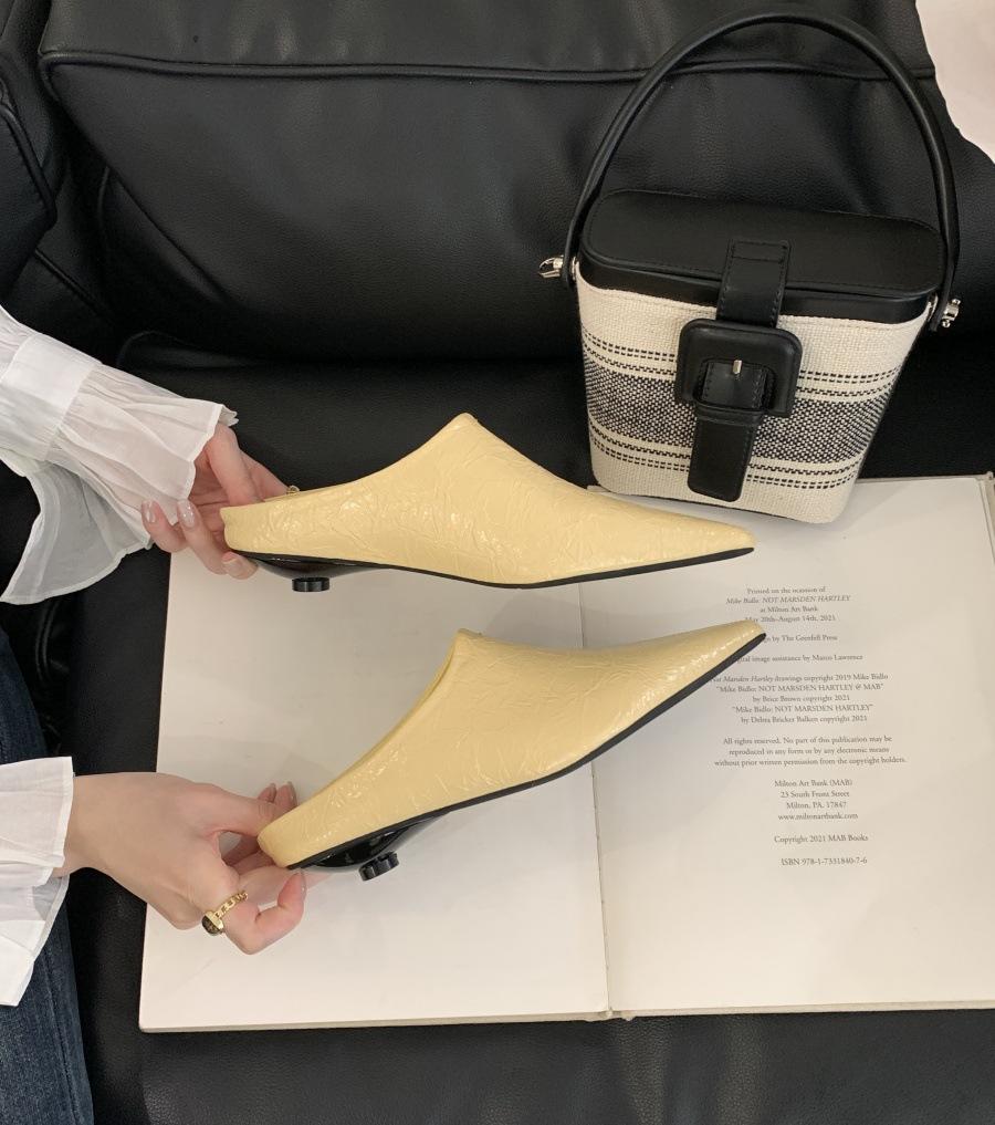 French Temperament Pointed Sandals Lazy Slippers Women's Spring 2025 New Fashion Versatile Bag Head Half Slippers Women