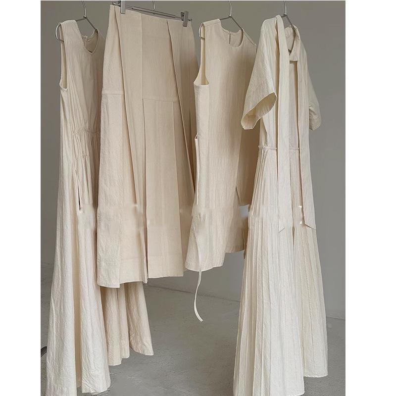 Облачный всплеск: Дзен-стиль Деконструированная плиссированная юбка и комплект жилета на бретелях